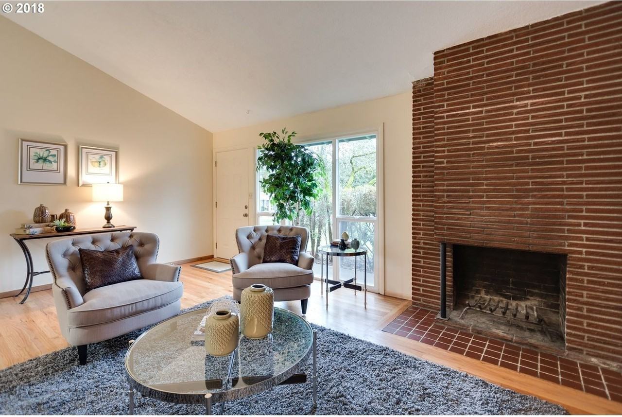 1960 Sw Huntington Ave - Photo 5 of 43