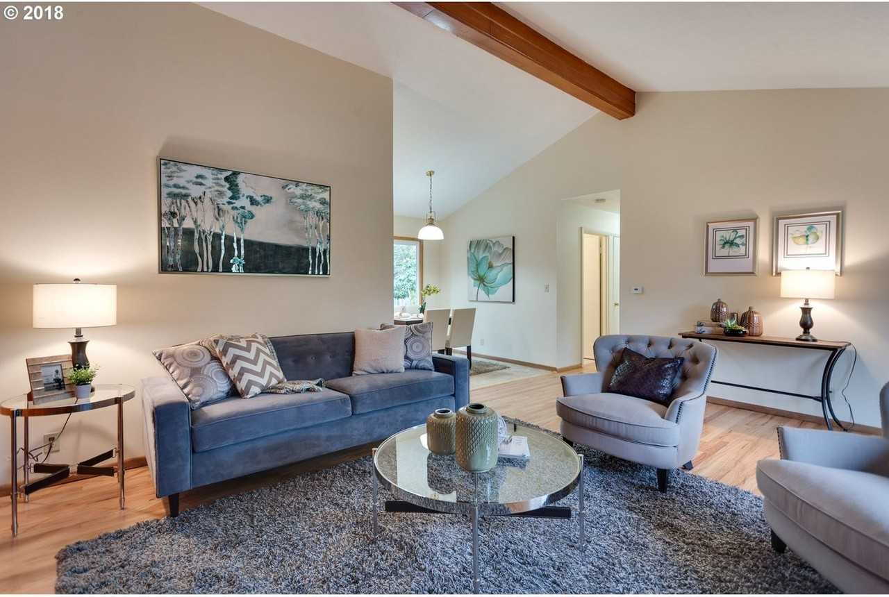 1960 Sw Huntington Ave - Photo 7 of 43