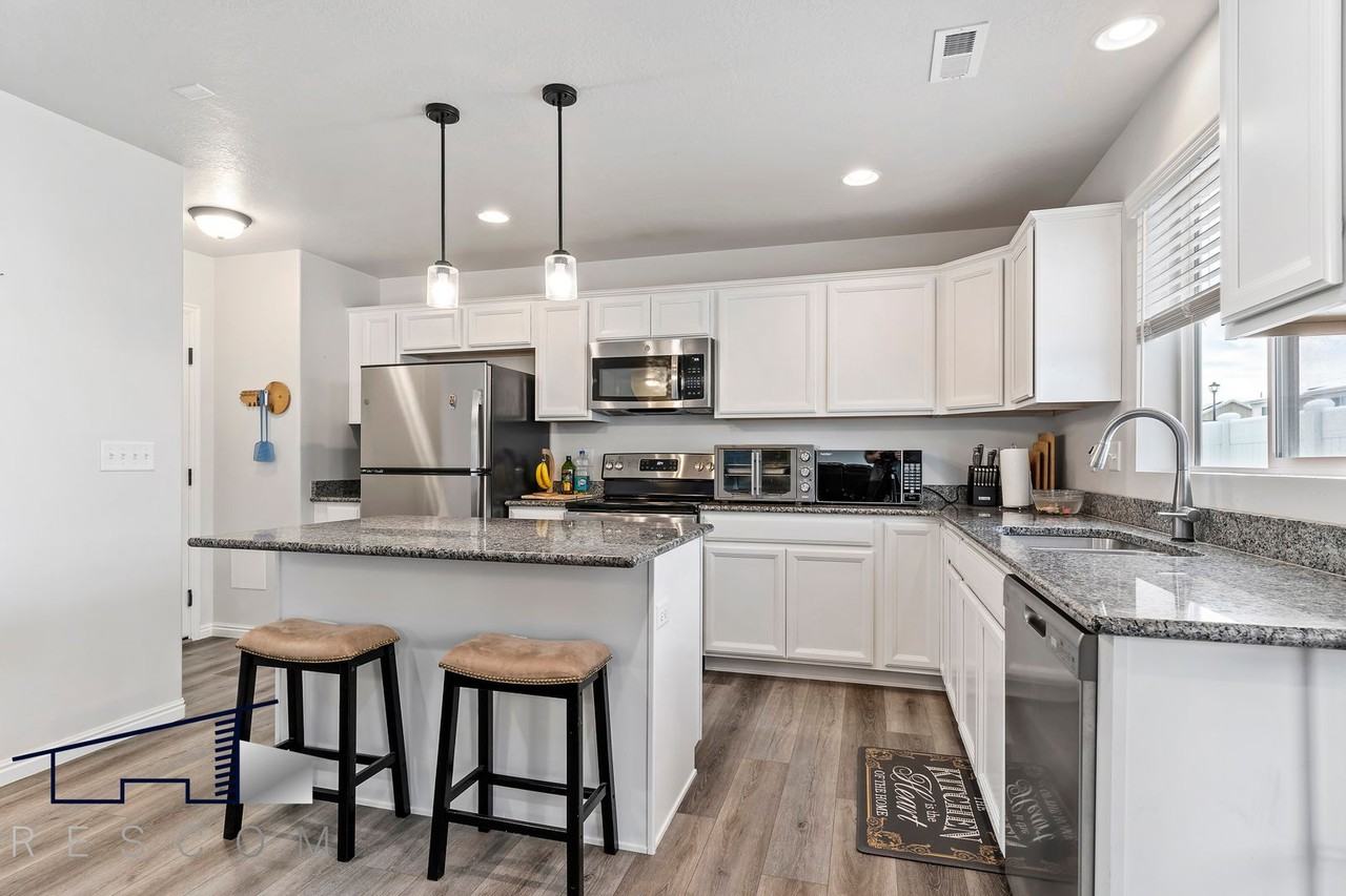 2914 W 3885 S - Photo 3 of 23