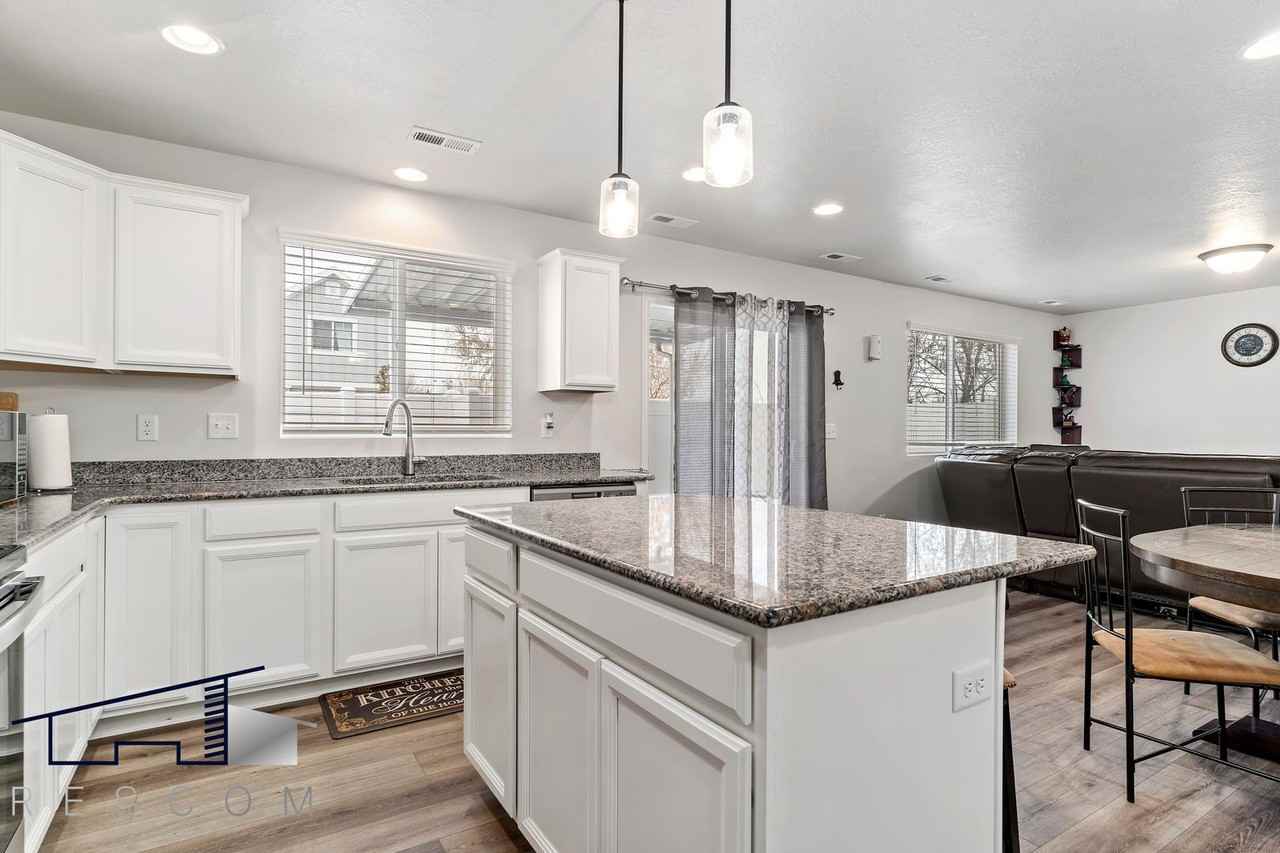 2914 W 3885 S - Photo 5 of 23