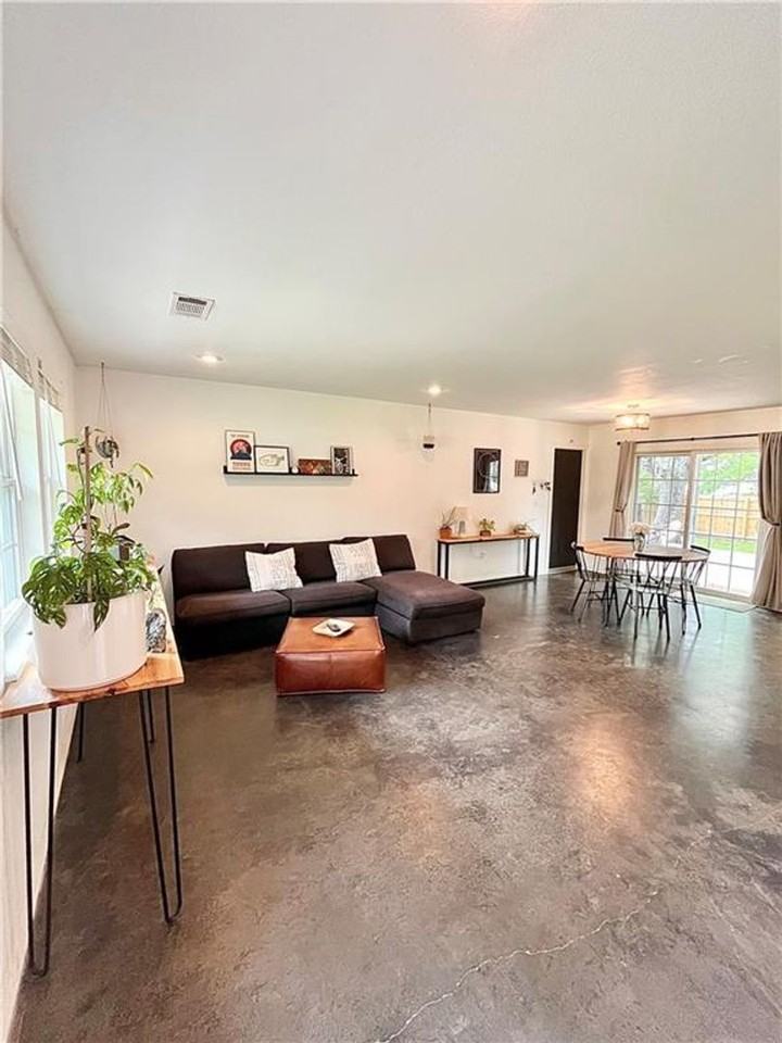 721 S Dockery Ln - Photo 2 of 21