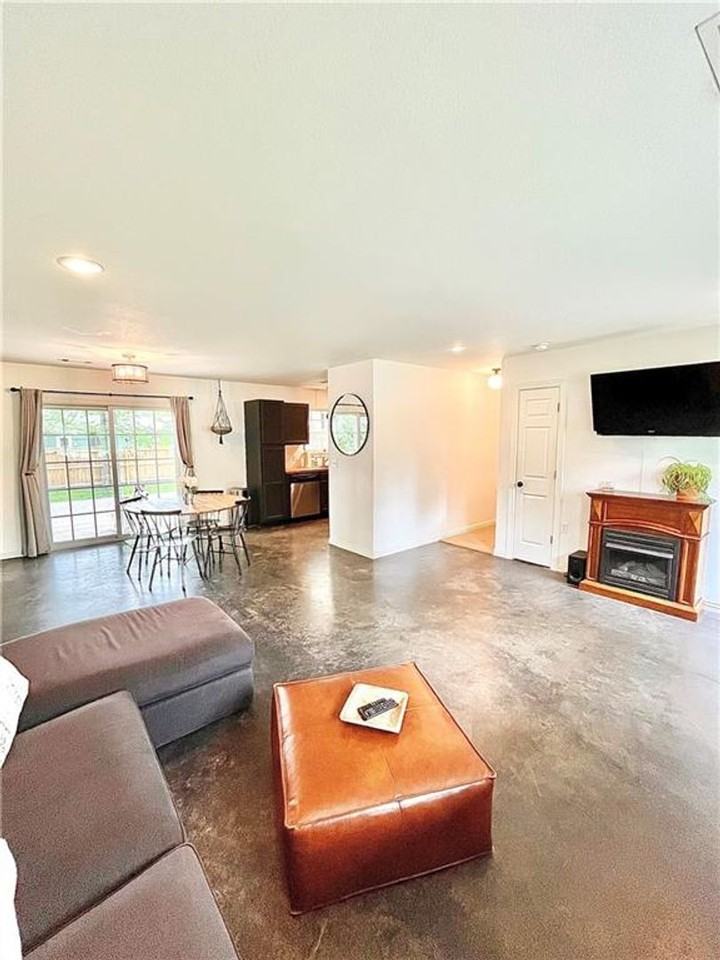 721 S Dockery Ln - Photo 3 of 21