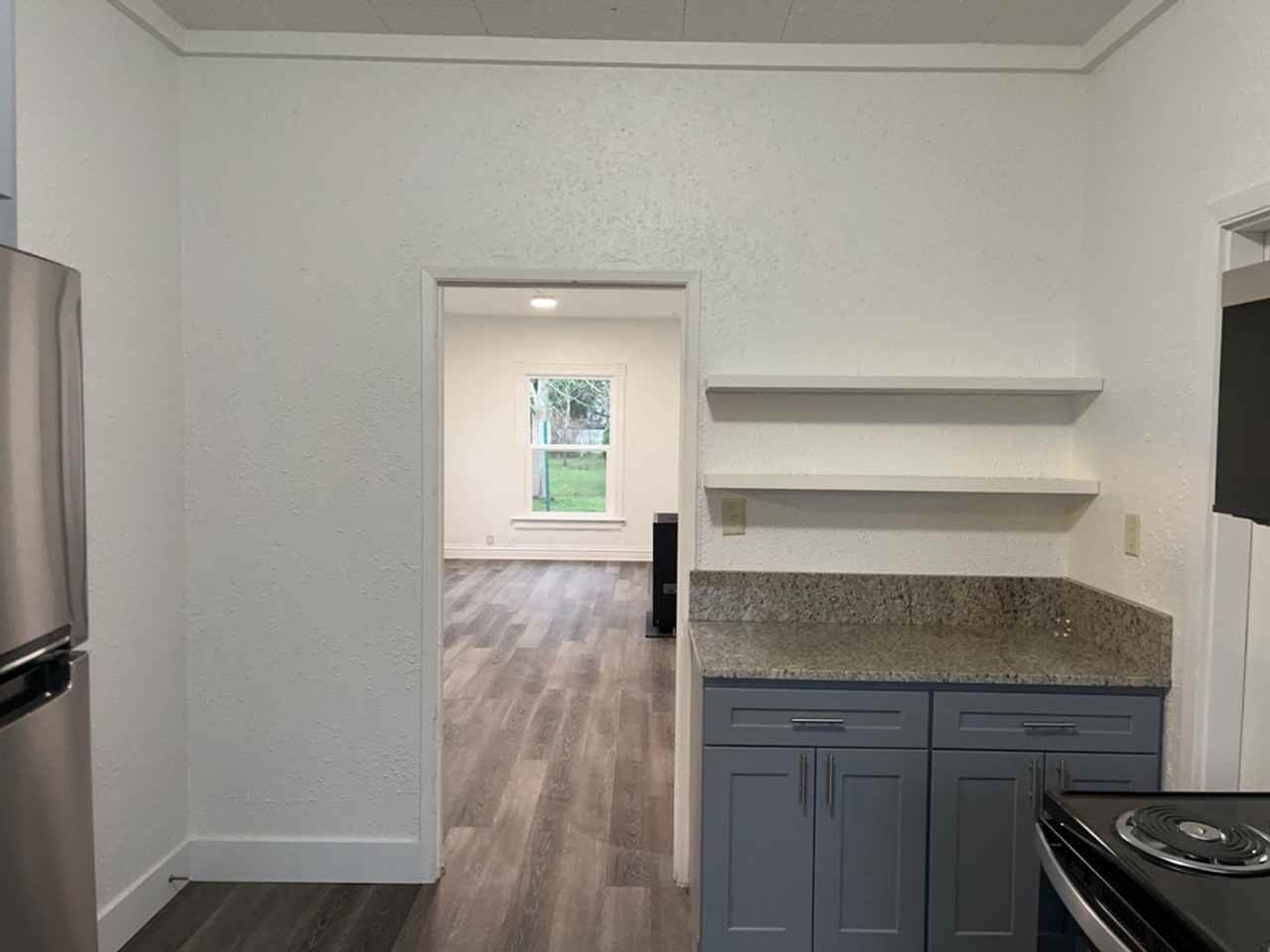 1906 I St - Photo 2 of 6