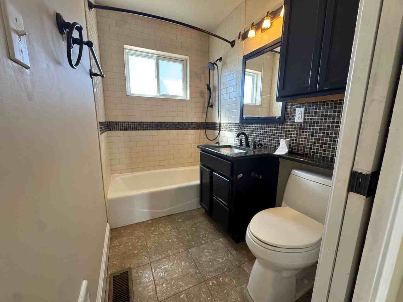 825 Adams St Ne - Photo 3 of 11