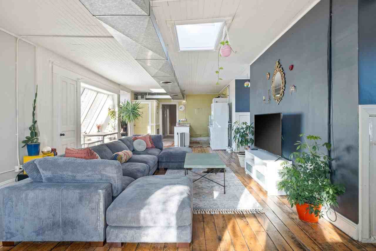 223 Bates Ave - Photo 4 of 18