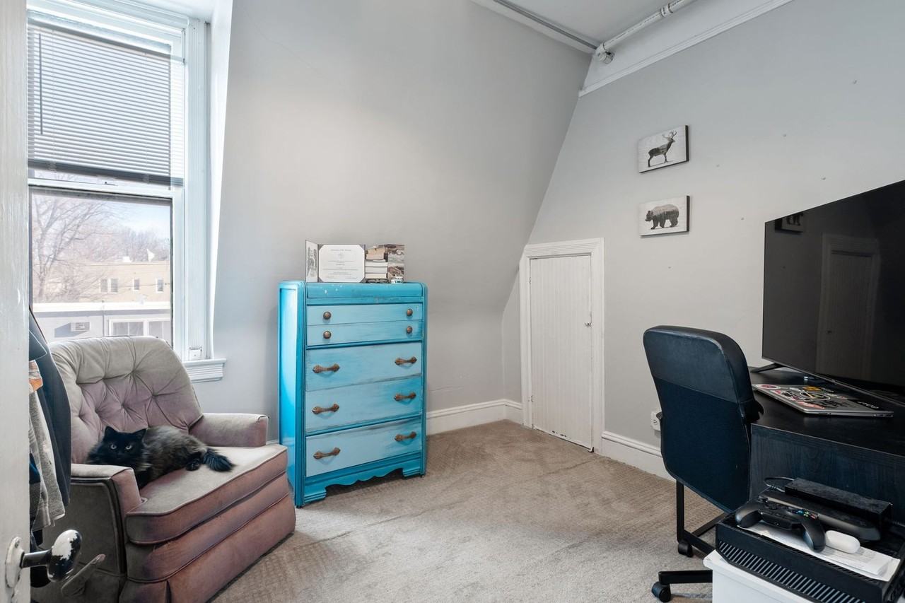 223 Bates Ave - Photo 6 of 18