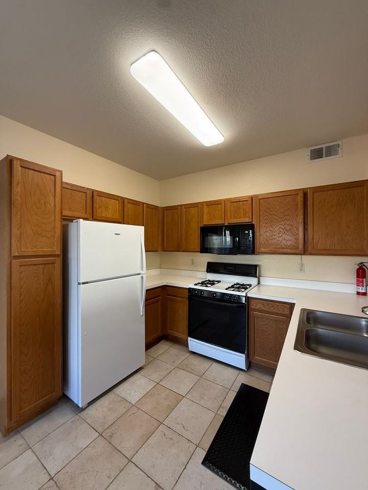 9913 E Carolina Cir #104 - Photo 6 of 27