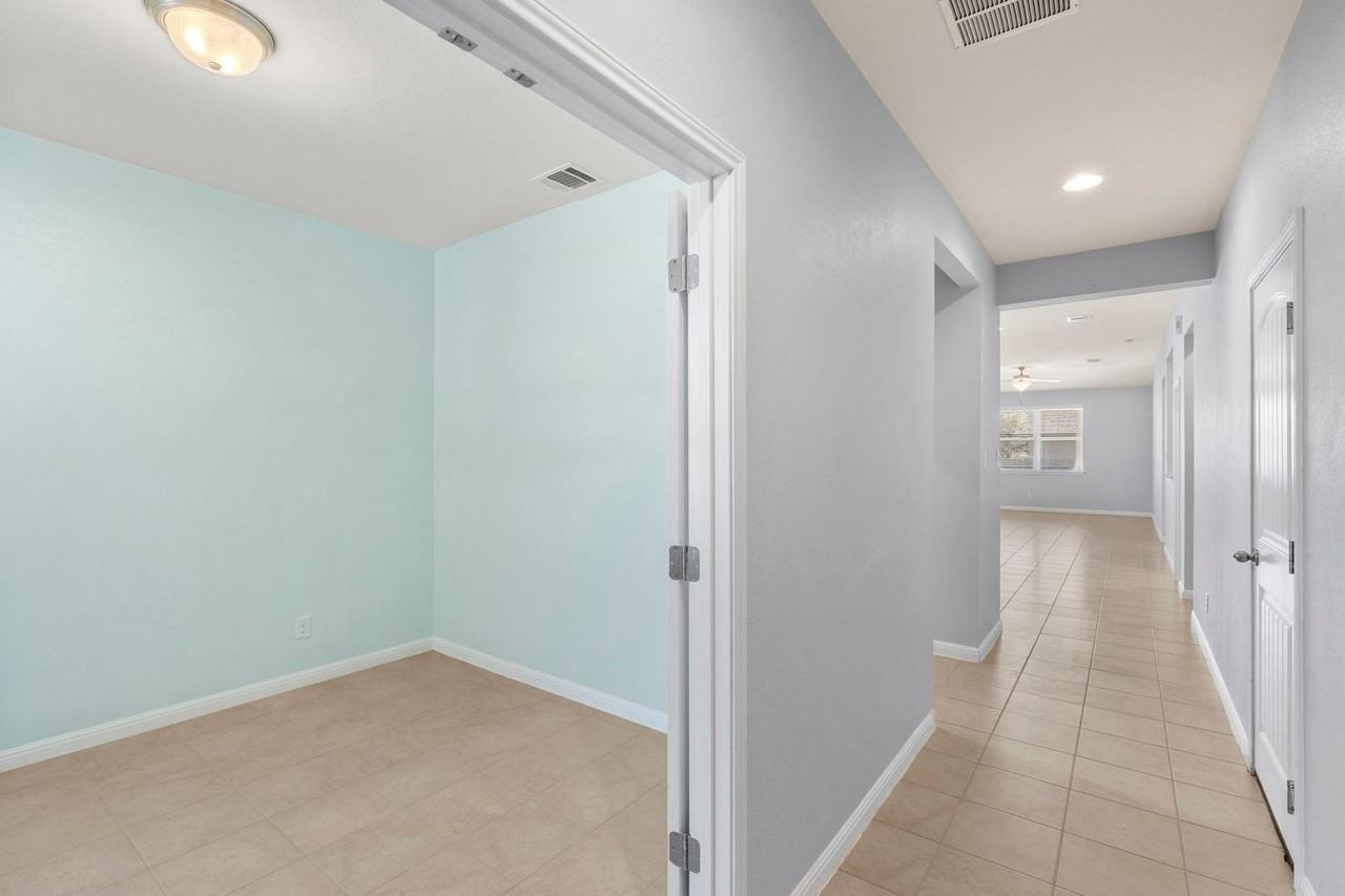 247 Diamond Point Dr - Photo 4 of 41