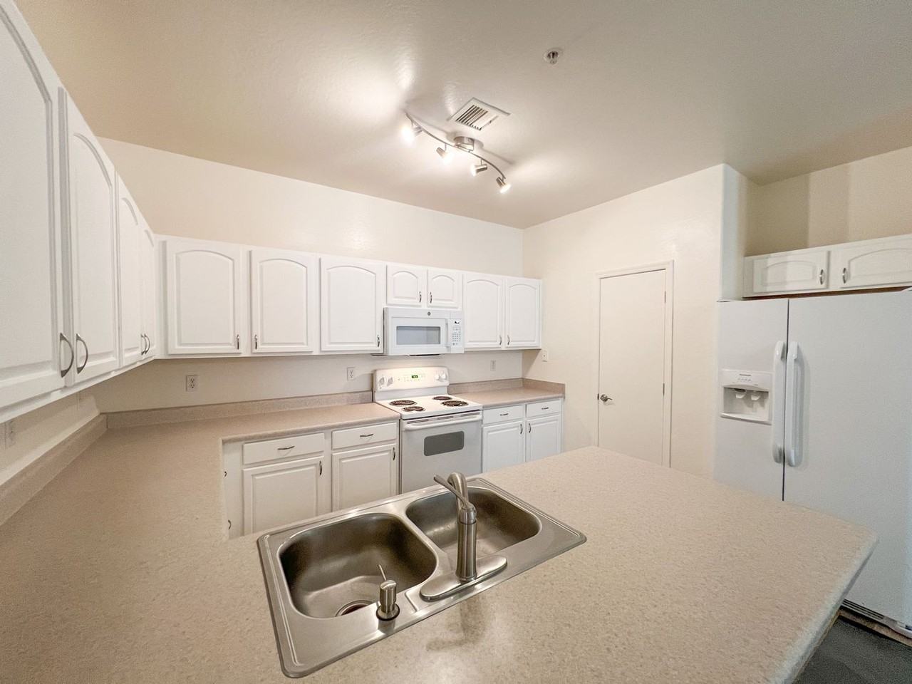 1189 S 16th Pl - Photo 6 of 19