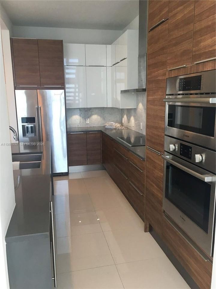 601 Ne 27th St - Photo 2 of 17