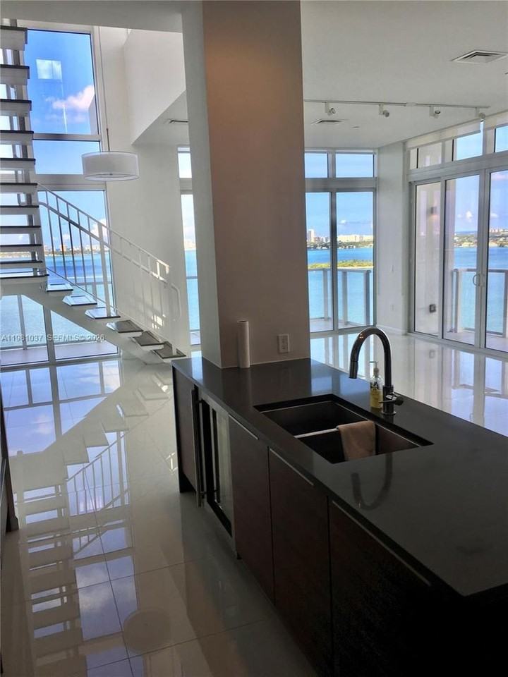 601 Ne 27th St - Photo 3 of 17