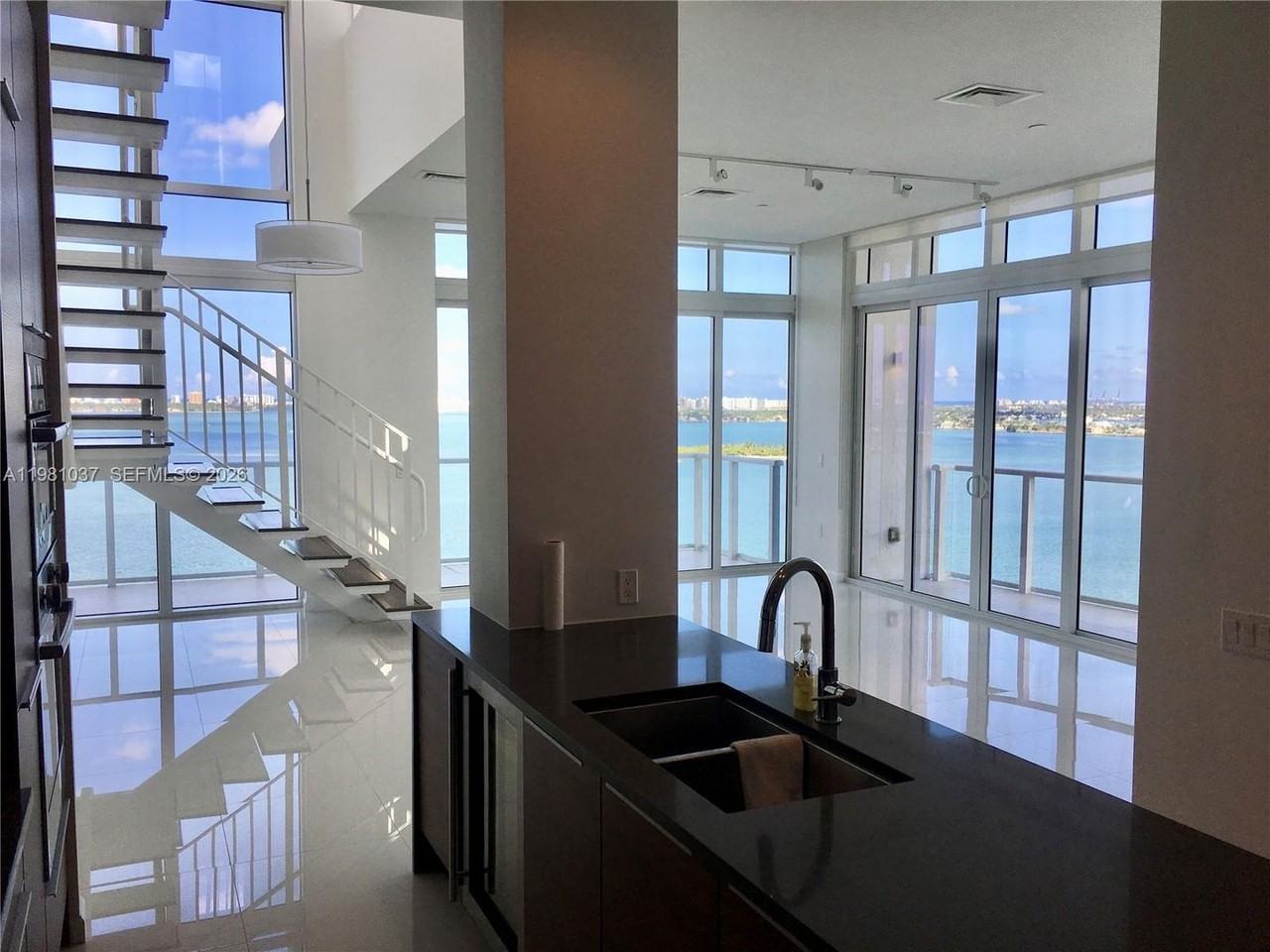 601 Ne 27th St - Photo 4 of 17