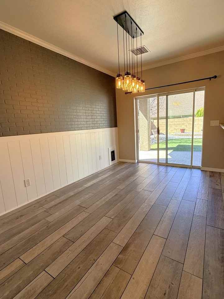 576 N Robles St - Photo 4 of 21