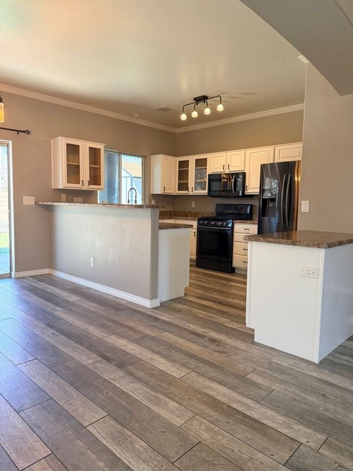 576 N Robles St - Photo 5 of 21