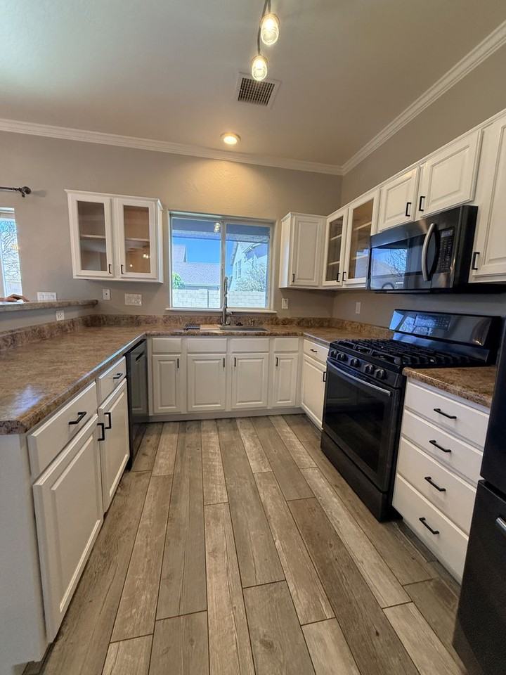 576 N Robles St - Photo 6 of 21