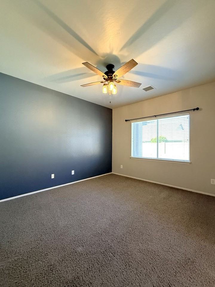 576 N Robles St - Photo 7 of 21