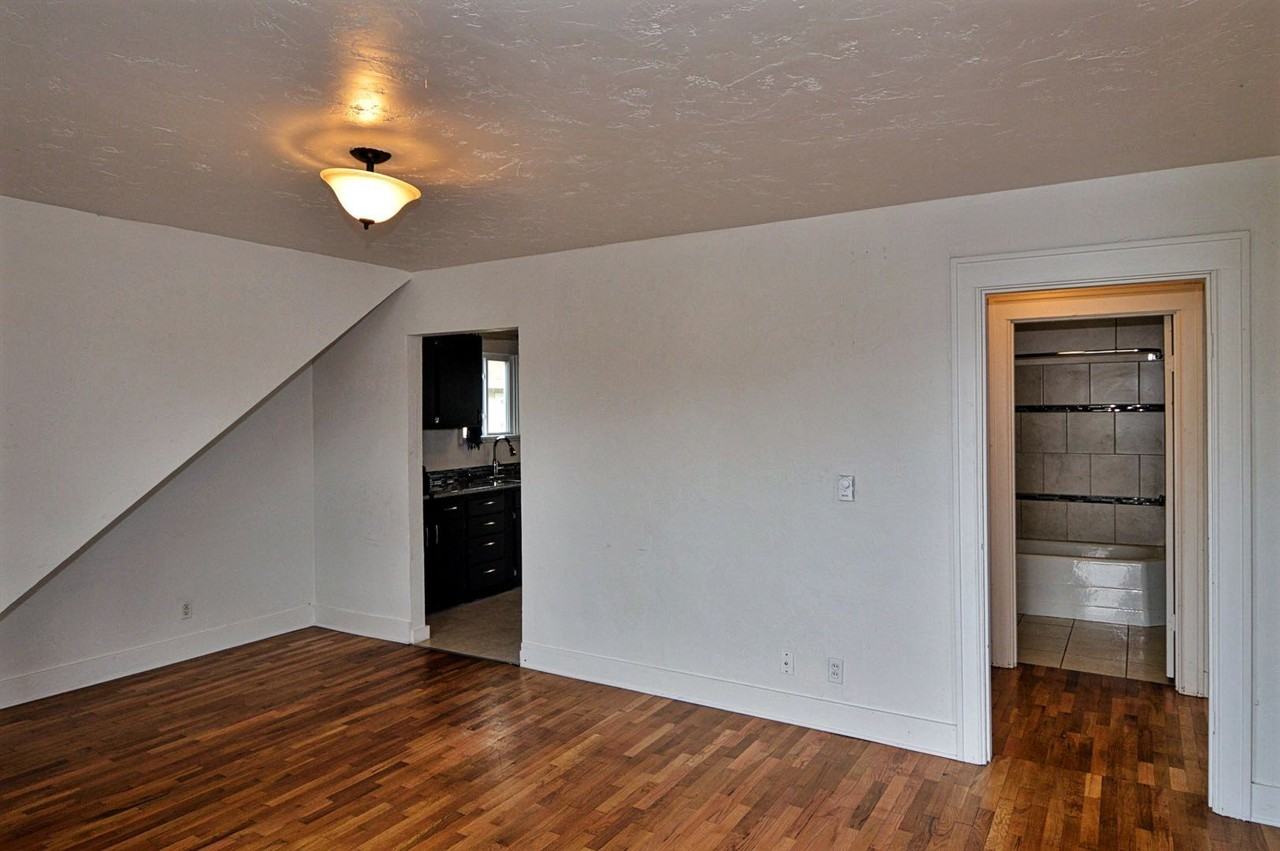 7025 S Puget Sound Ave - Photo 2 of 16