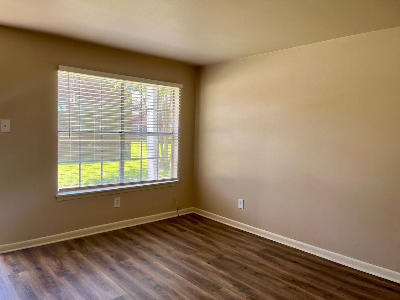 1701 Lobdell Ave - Photo 5 of 14