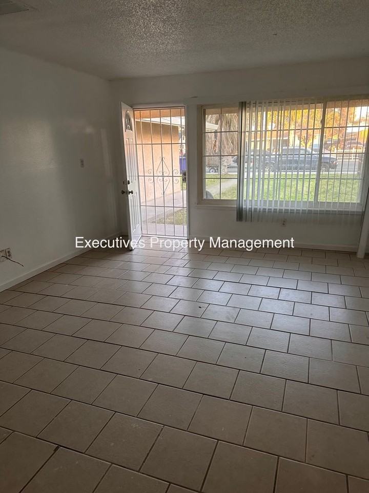 1202 Kings Ave - Photo 2 of 7