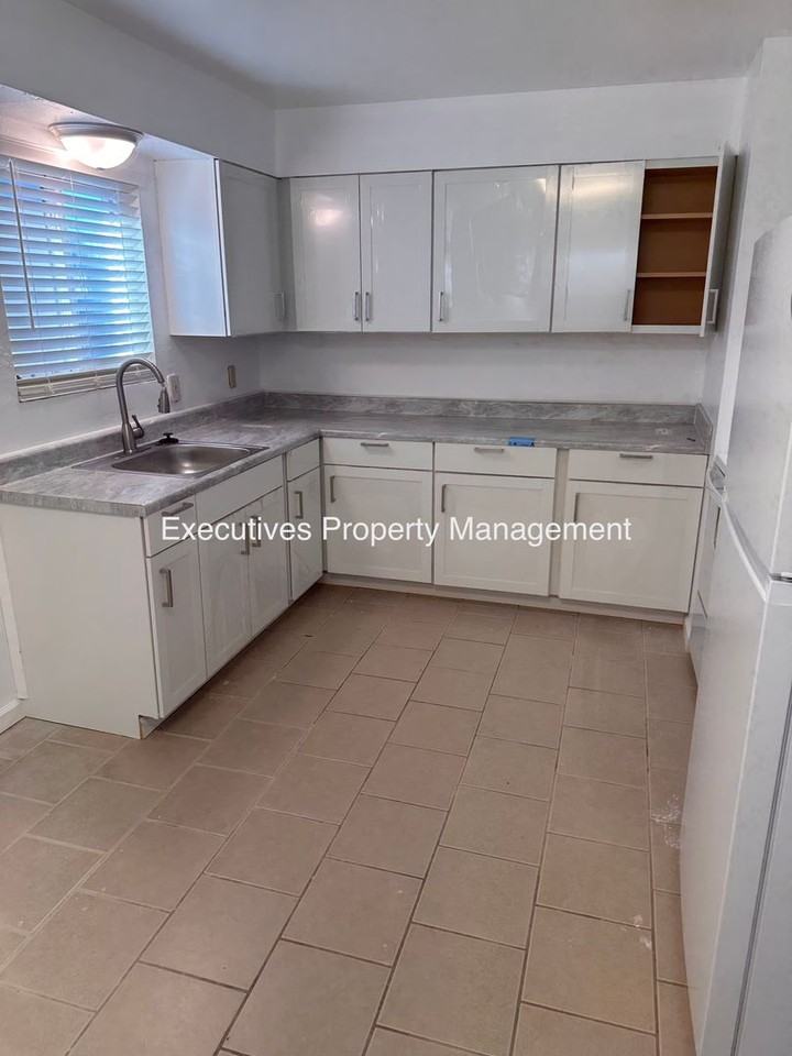 1202 Kings Ave - Photo 3 of 7