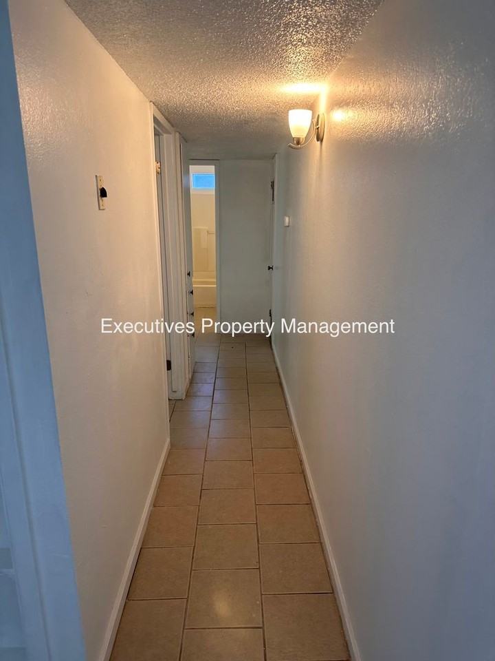 1202 Kings Ave - Photo 4 of 7