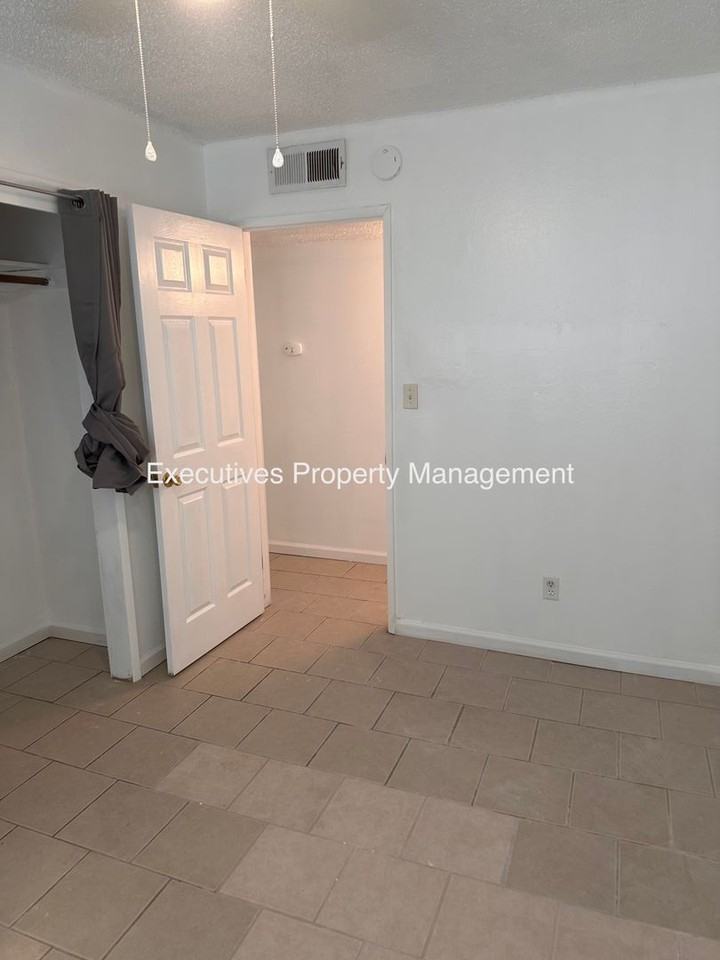 1202 Kings Ave - Photo 5 of 7