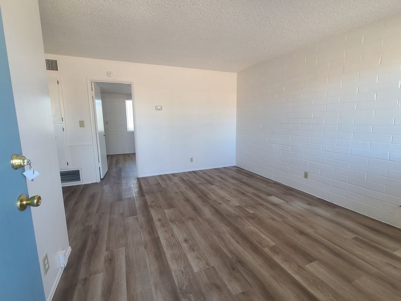 Bellevue5550-5565 - Photo 7 of 22