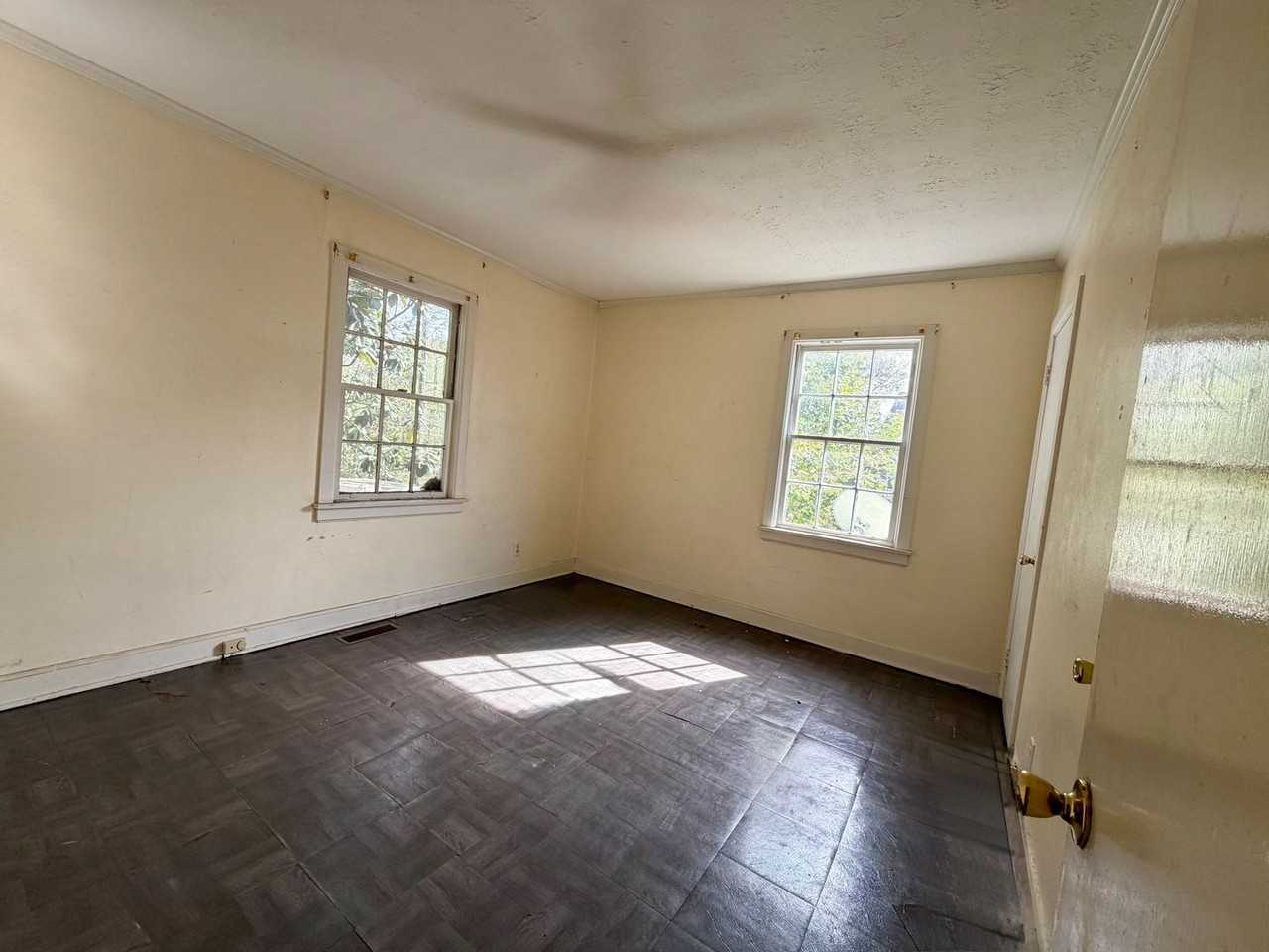 704 Green St - Photo 5 of 8