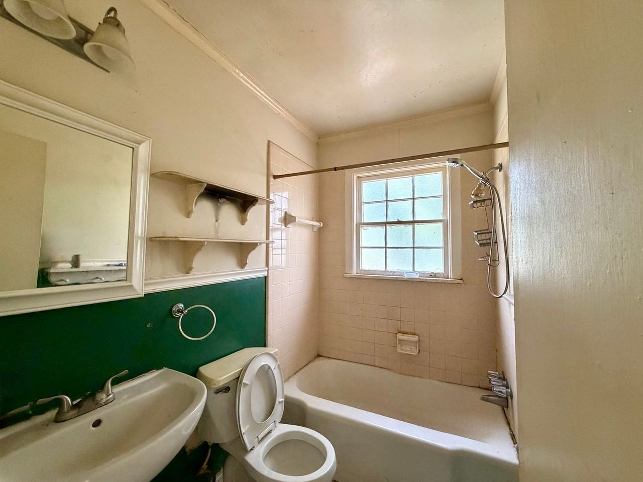 704 Green St - Photo 6 of 8