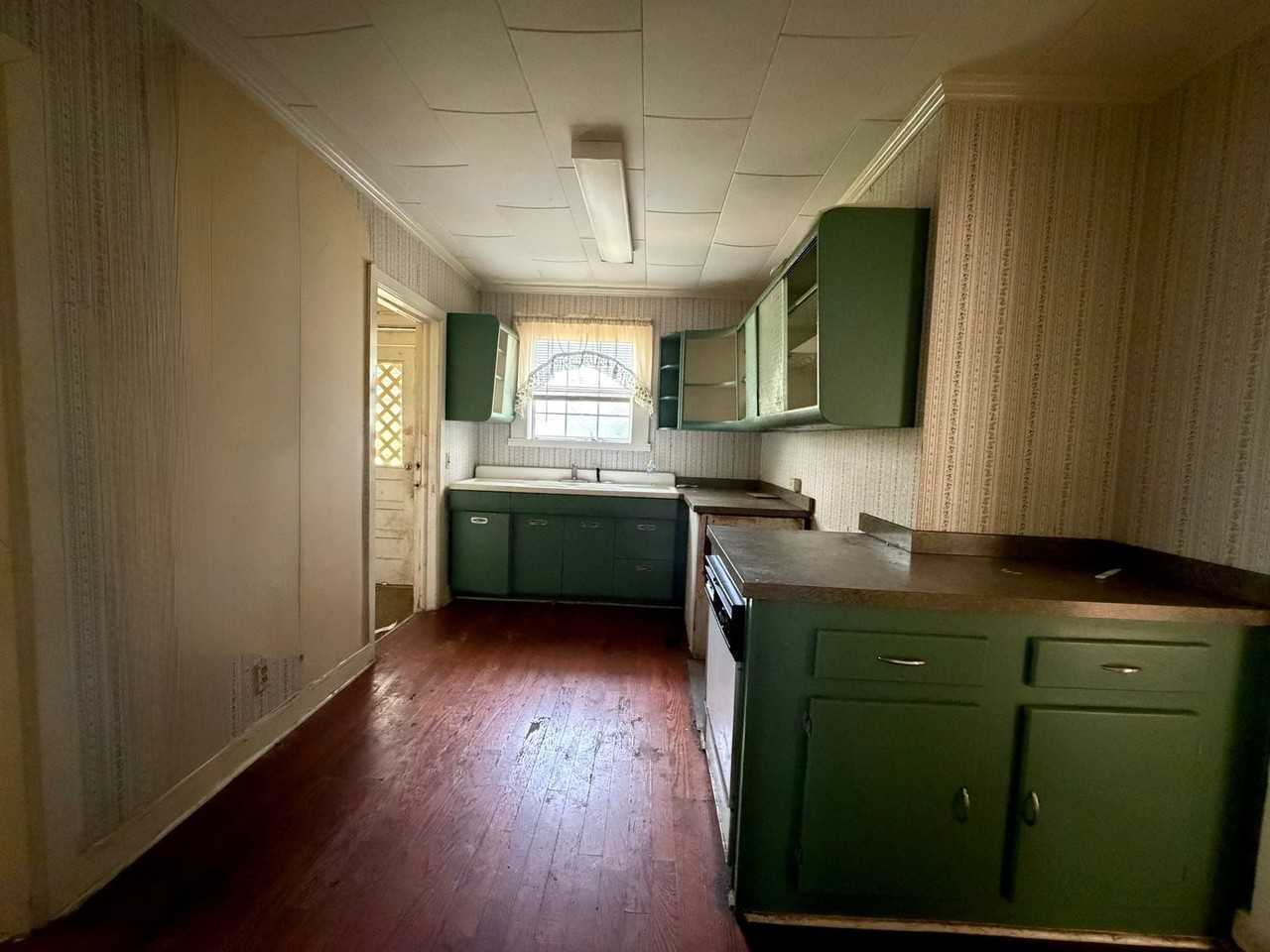 704 Green St - Photo 7 of 8