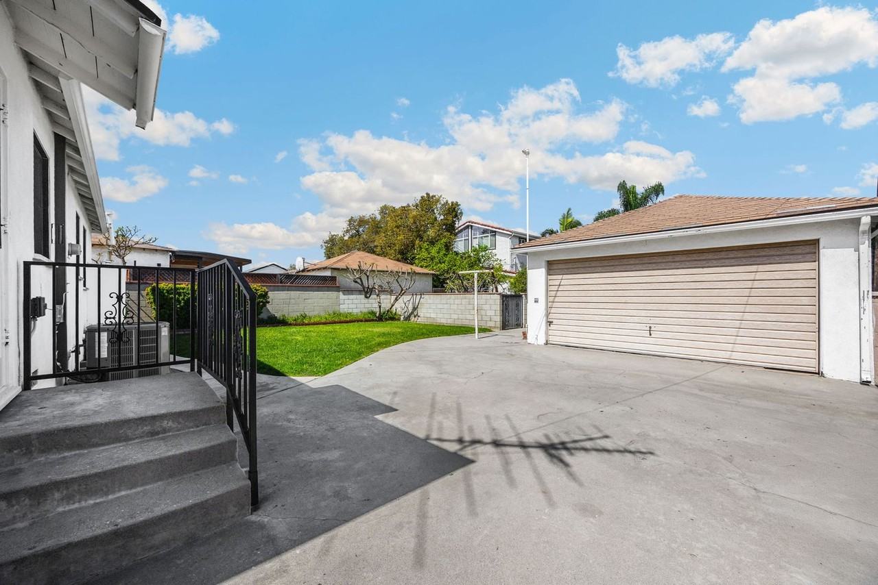 9633 Florpark St - Photo 2 of 22