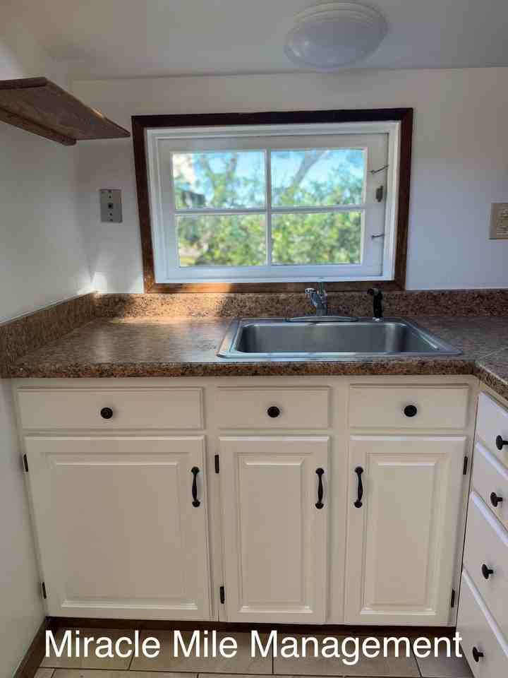 195 Melville Ave - Photo 5 of 10