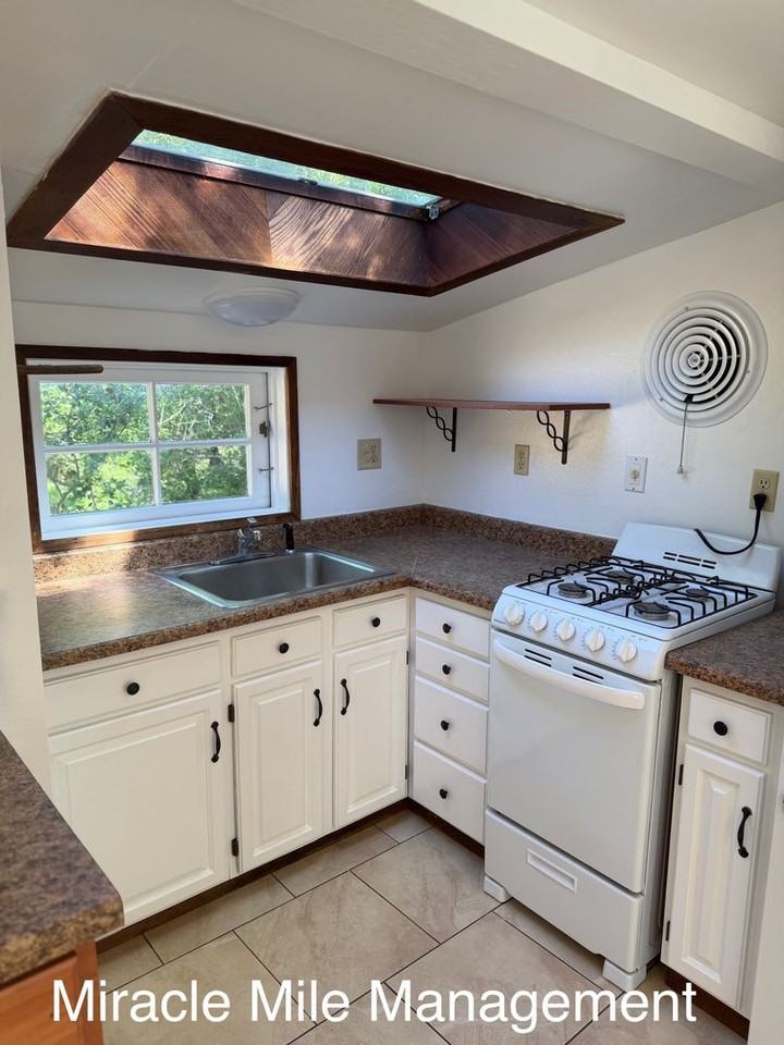 195 Melville Ave - Photo 6 of 10