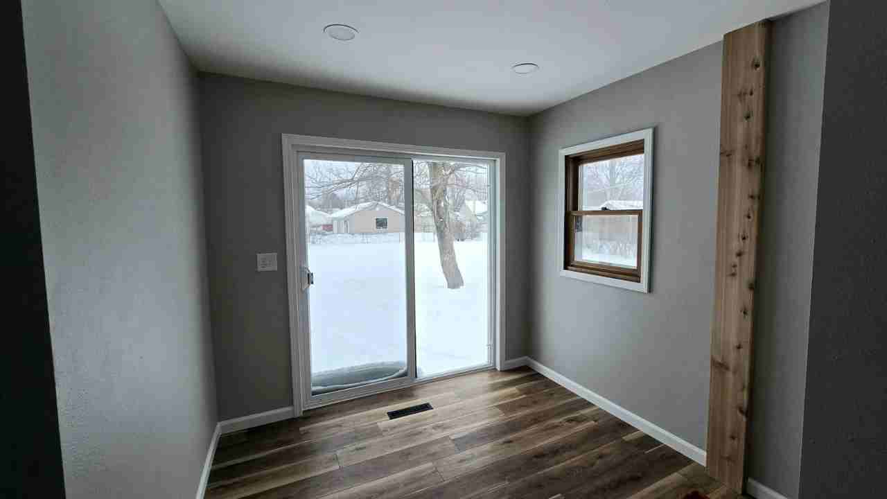 1310 Baker Street - Photo 4 of 11