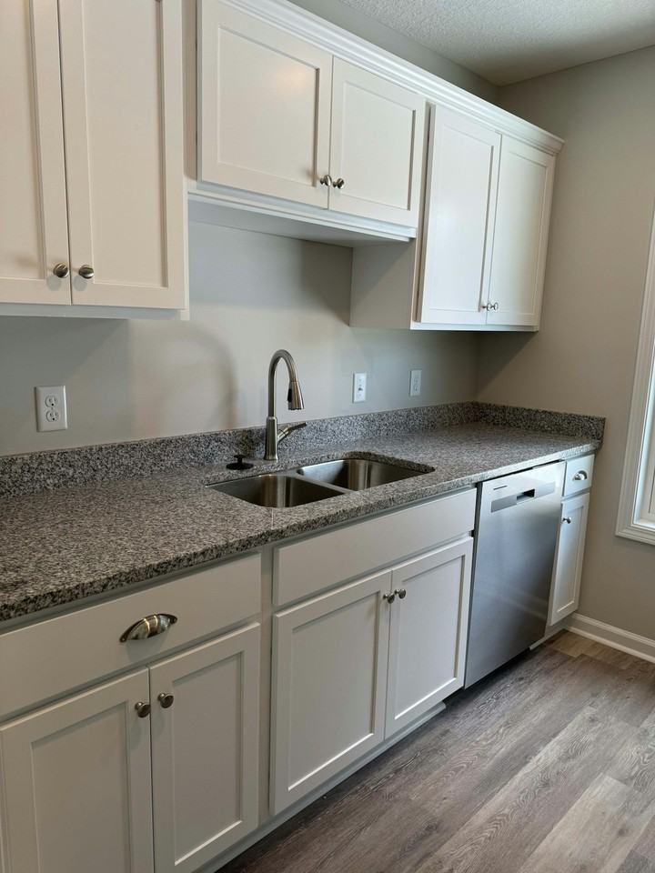 241 Crown Circle - Photo 5 of 18