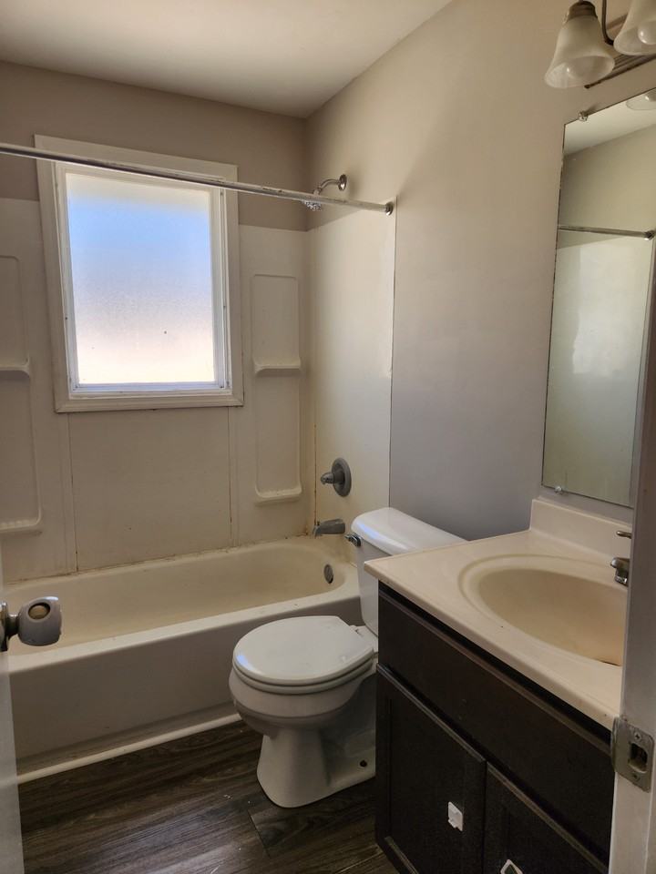 1847 East 8th Street - Photo 3 of 5