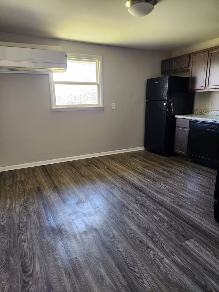 1847 East 8th Street - Photo 4 of 5