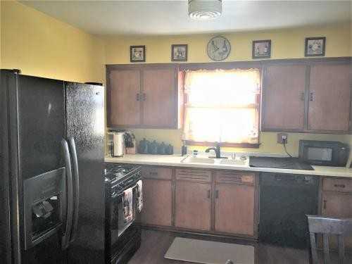 Milwaukee 414 N 92nd - Photo 6 of 9