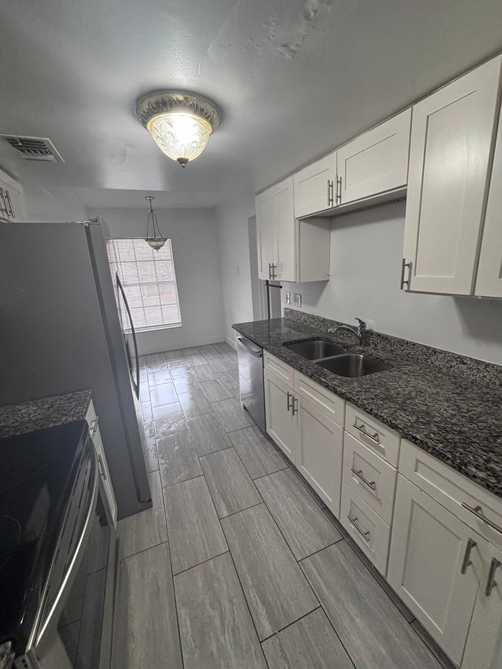 4825 Lighthouse Cir #4825 - Photo 7 of 34