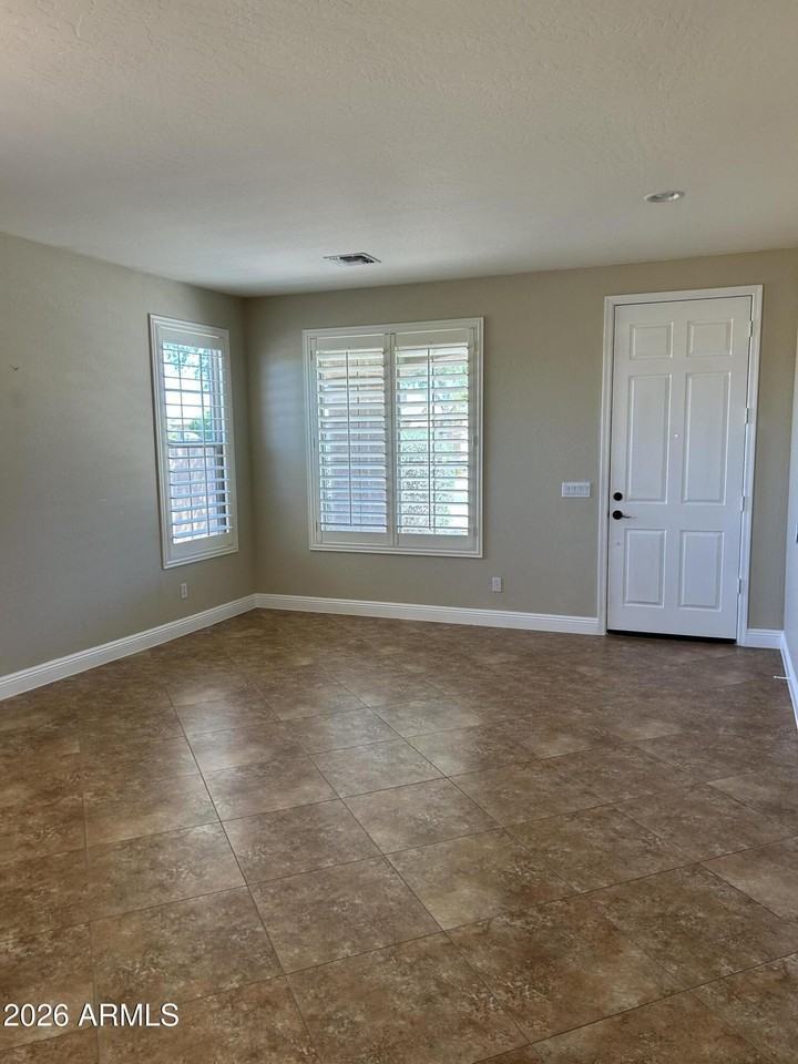 7024 S Claiborne Ave - Photo 5 of 36