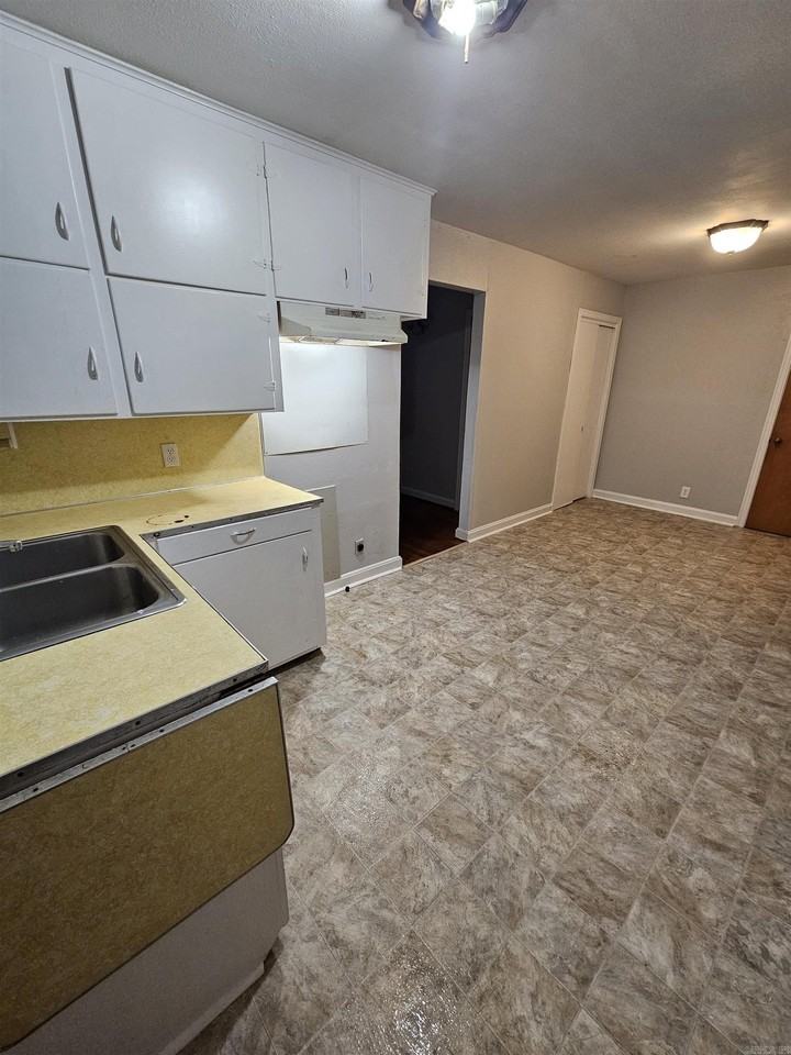 309 W J Ave - Photo 2 of 7