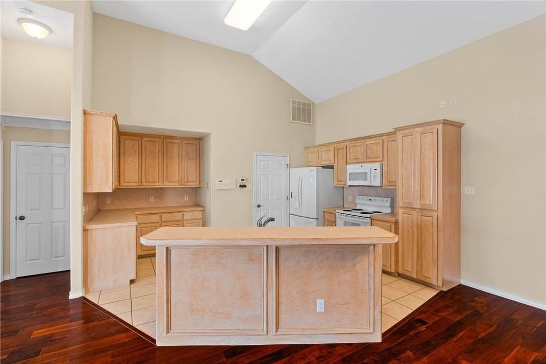 5642 Lipes Blvd - Photo 5 of 14