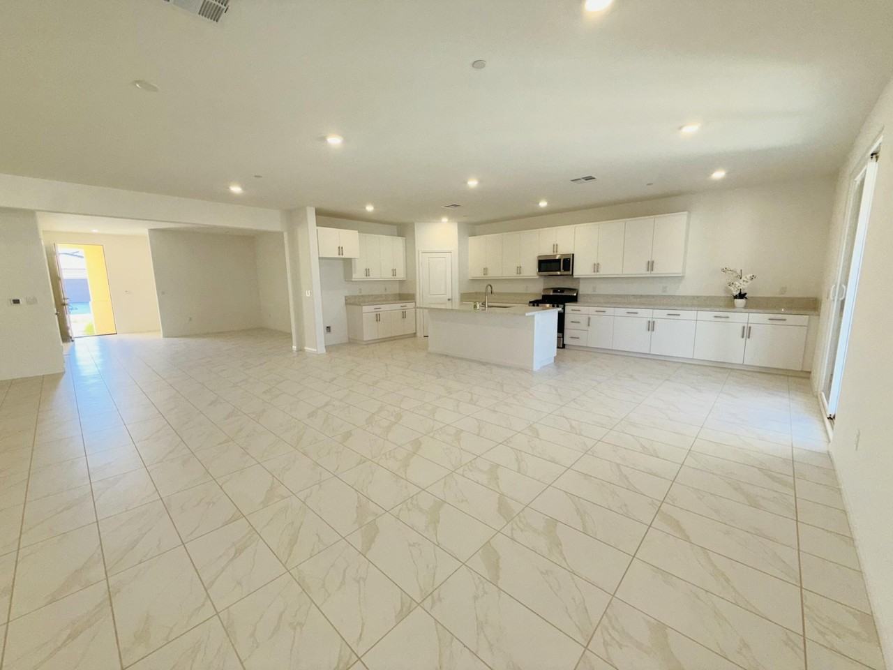 39171 Quixote Ct - Photo 2 of 7