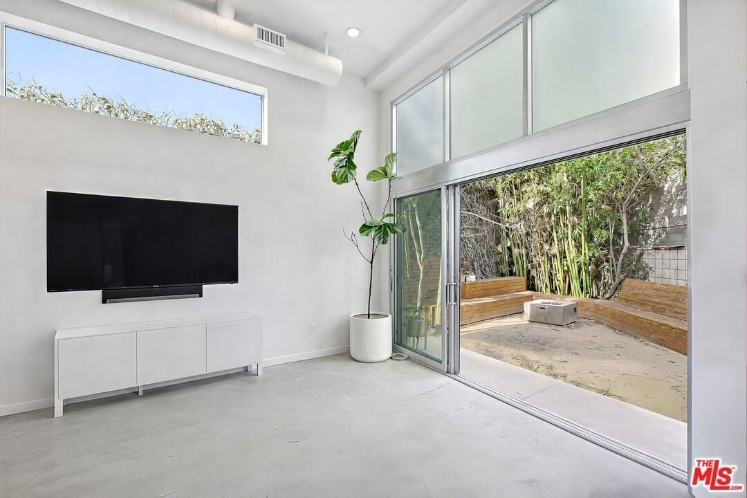 2100 Abbot Kinney Blvd Unit 7 - Photo 3 of 26