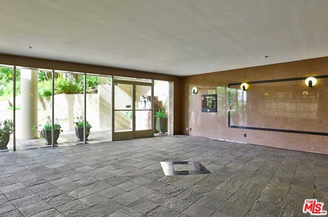 2222 N Beachwood Dr Apt 302 - Photo 5 of 34