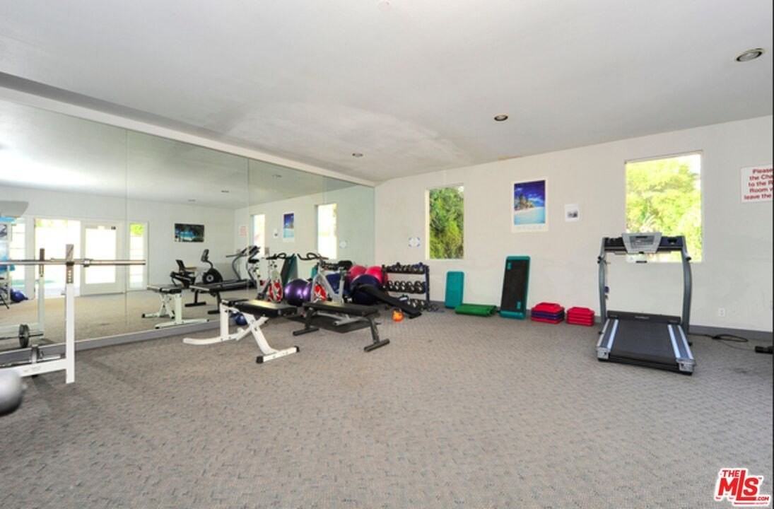 2222 N Beachwood Dr Apt 302 - Photo 6 of 34