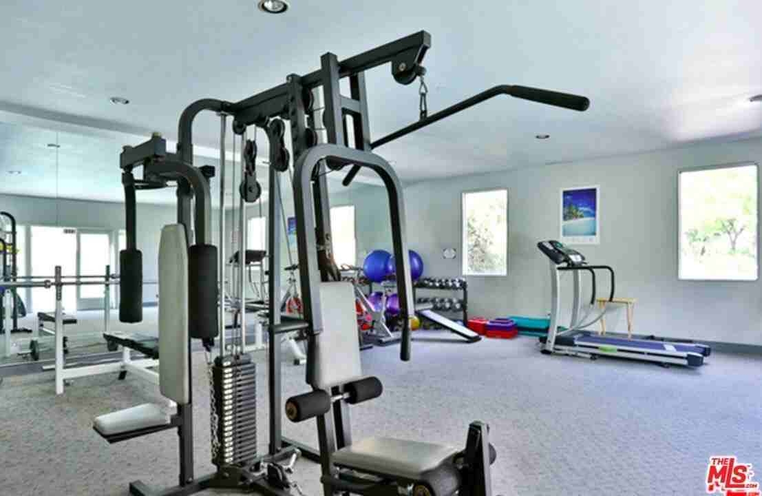 2222 N Beachwood Dr Apt 302 - Photo 7 of 34