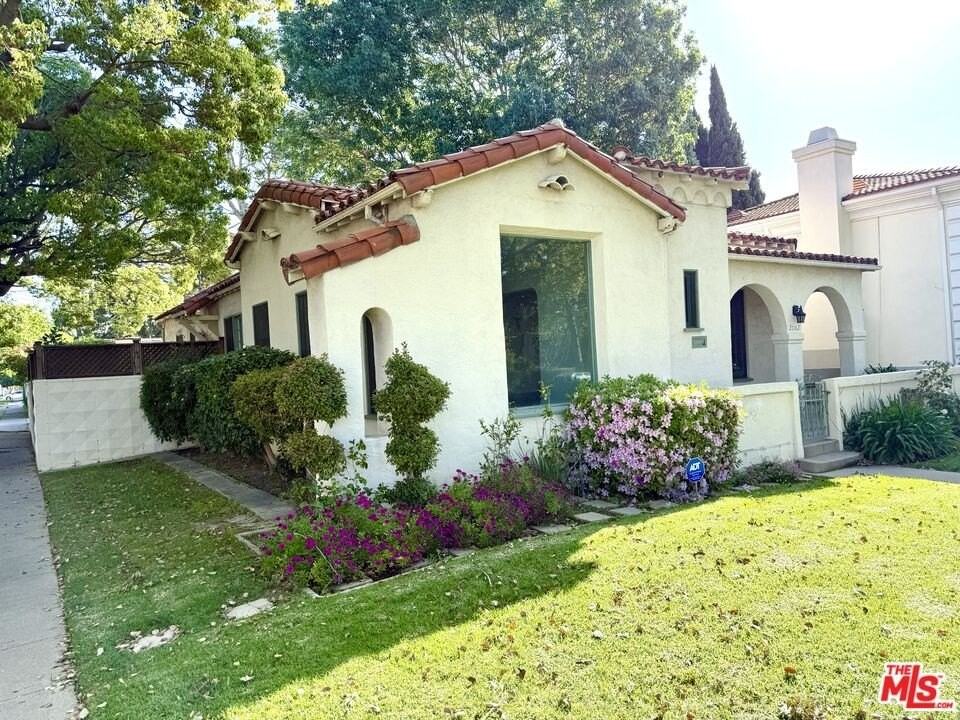 2002 Kelton Ave - Photo 3 of 25