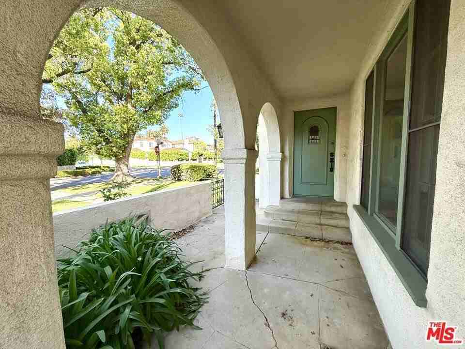 2002 Kelton Ave - Photo 5 of 25