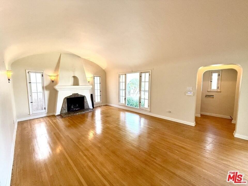 2002 Kelton Ave - Photo 6 of 25